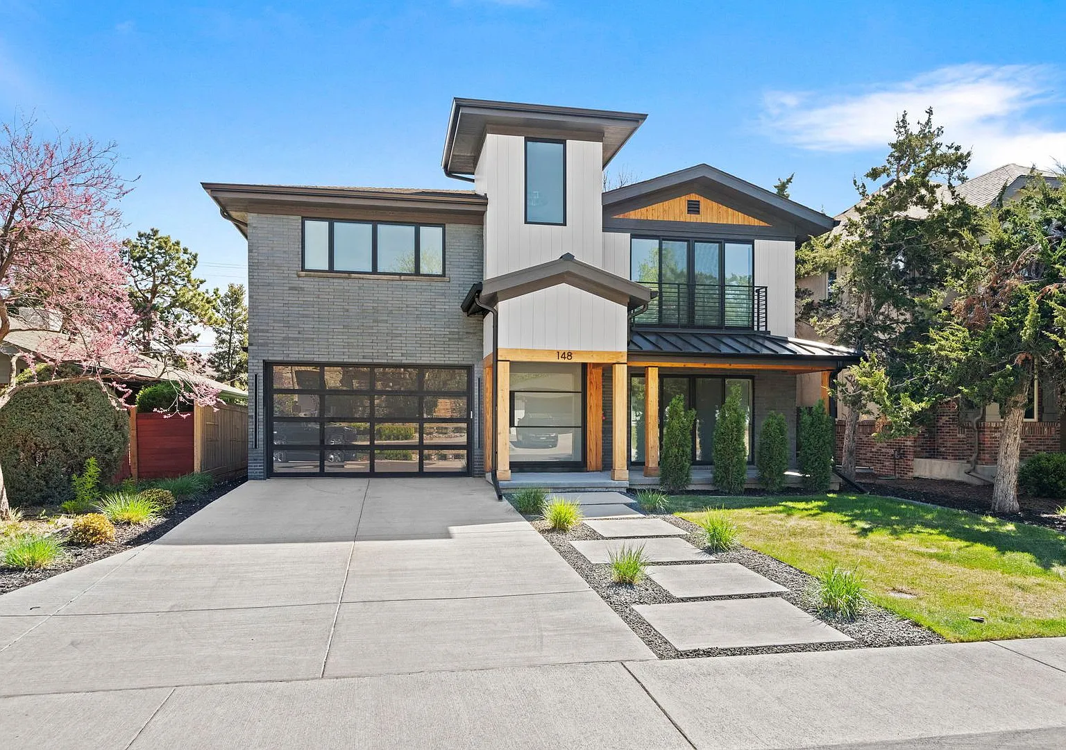 Luxury 6BD, 7BA Hilltop Home with Walk-Out Basement — Photo 1