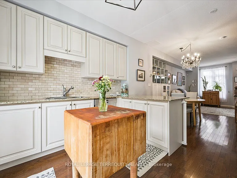 101 The Queensway #Townhouse 2 — Photo 19