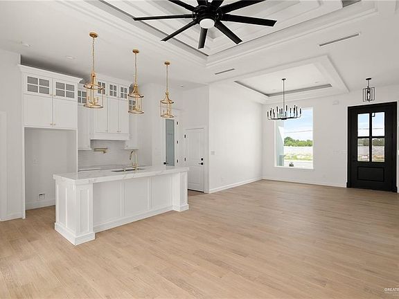 4th image of 904 Buxton Ave