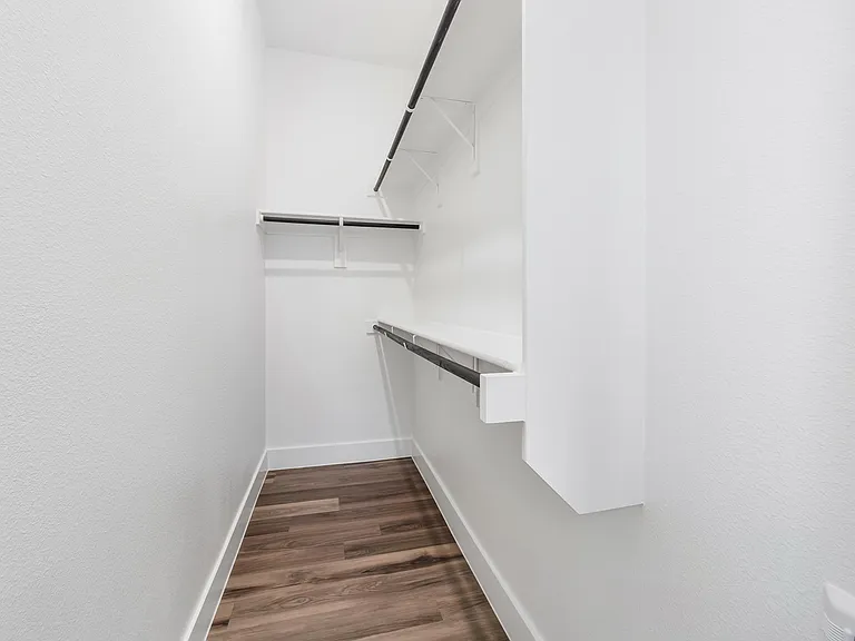 Walk-in Closet Walk-in Closet