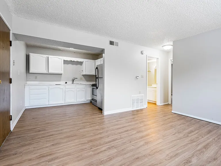 Leavitt Park Apartments - Waterloo, IA — Photo 2