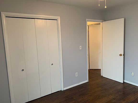 4th image of 215 Tanglewood Ct