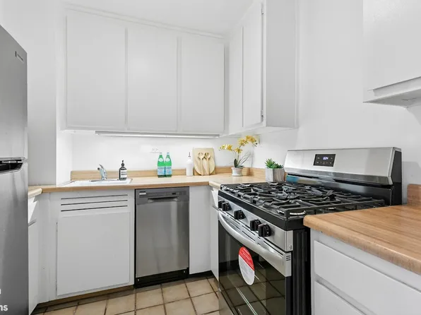 245 East 25th Street image 4 of 10