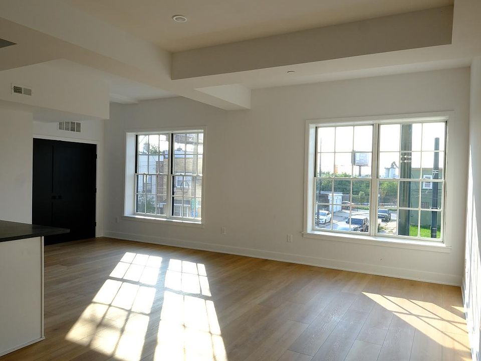 1st image of 3148-3152 Richmond St #5