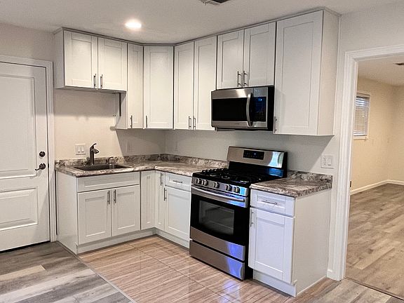 4th image of 1616 Irving Ave #A