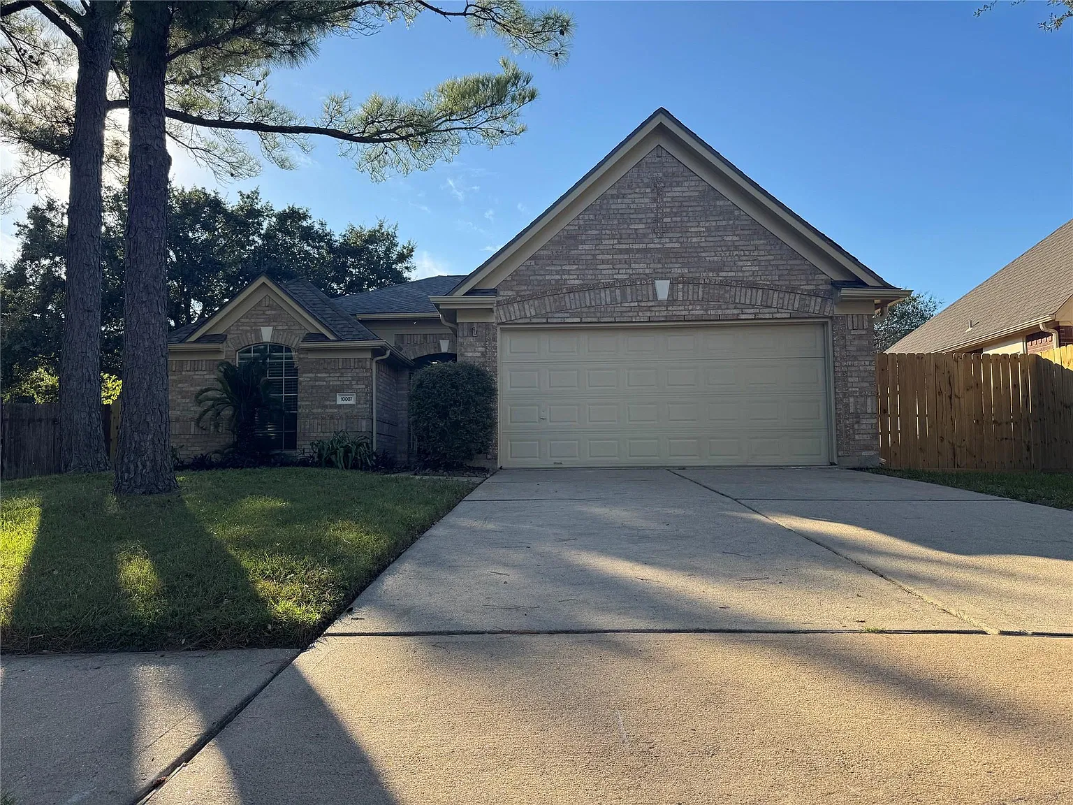 3 bed, 2.0 bath, 1635 sqft, $2,100 — Photo 1