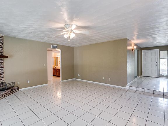 4th image of 1018 E Fairbrook Cir