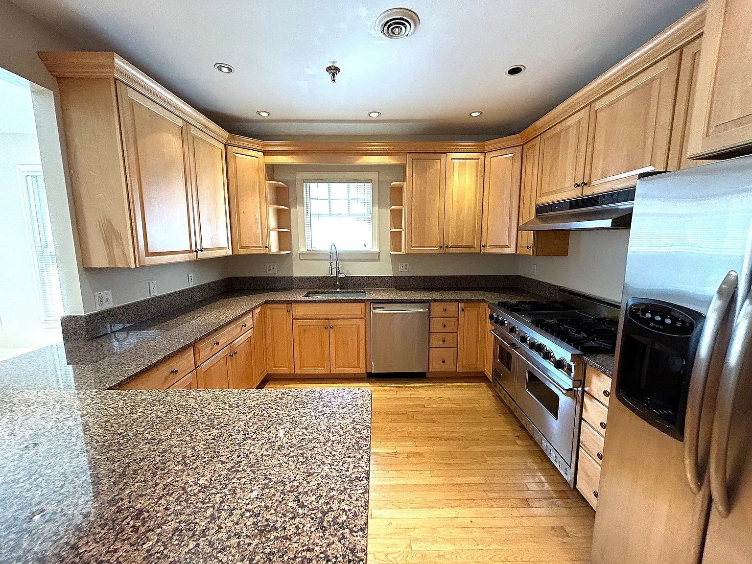 4 bed, 3.5 bath, 2500 sqft, $5,500 — Photo 4