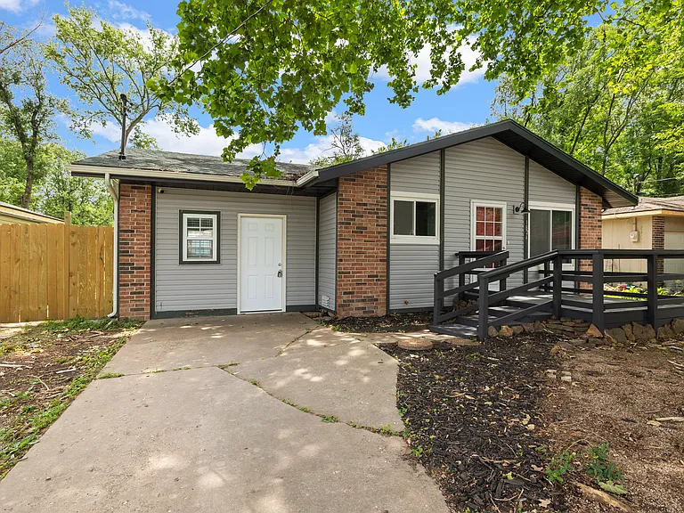1824 N Hillcrest Ave — Photo 1