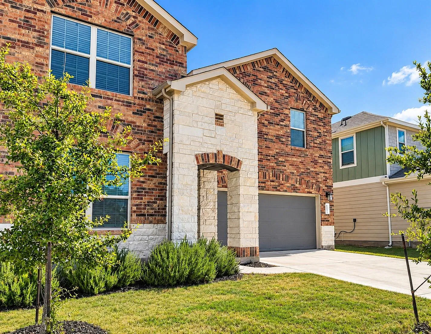 5 bed, 3.0 bath, 2706 sqft, $2,395 — Photo 1