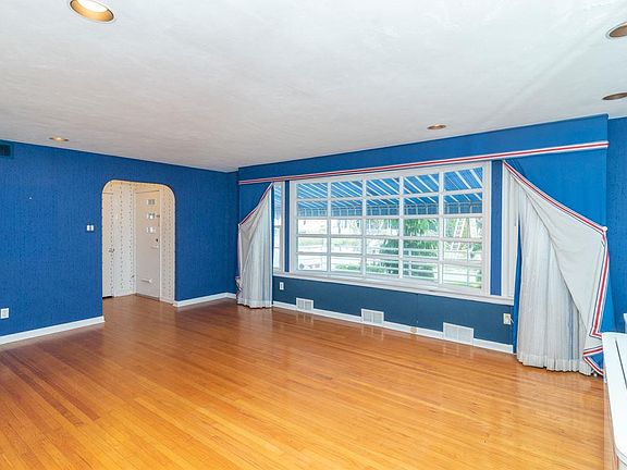 5th image of 102 S Nassau Ave