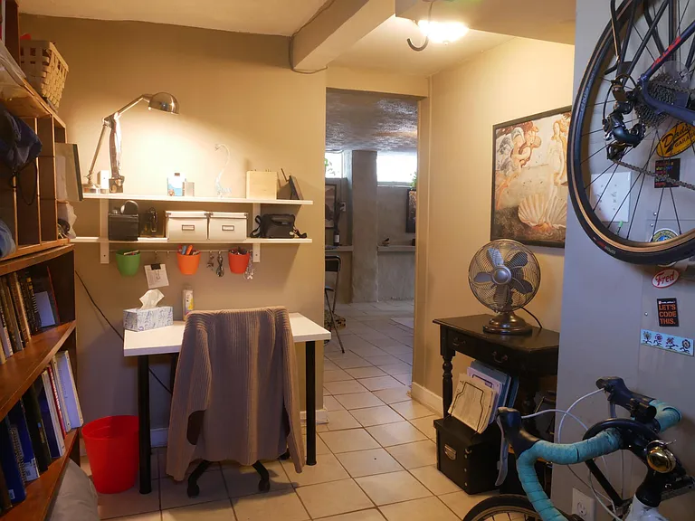 Front entrance area + space for office/desk area