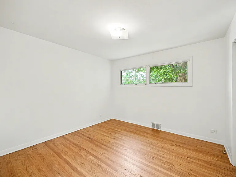 673 N Park Blvd — Photo 17