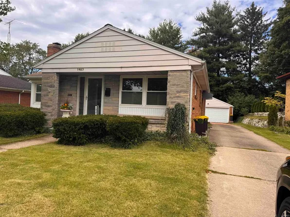 1927 Rockne Dr, South Bend, IN 46617
