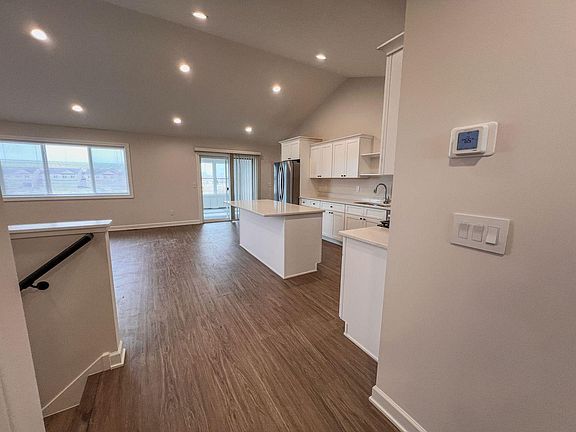 5th image of 611 S Division St