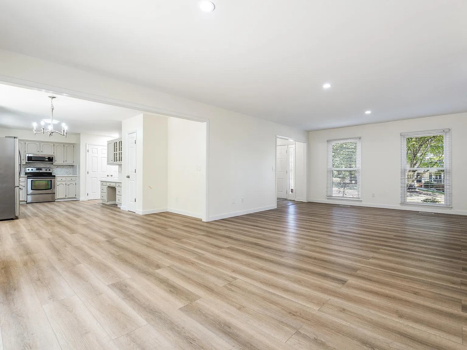 4 bed, 2.5 bath, 2052 sqft, $3,000 — Photo 4
