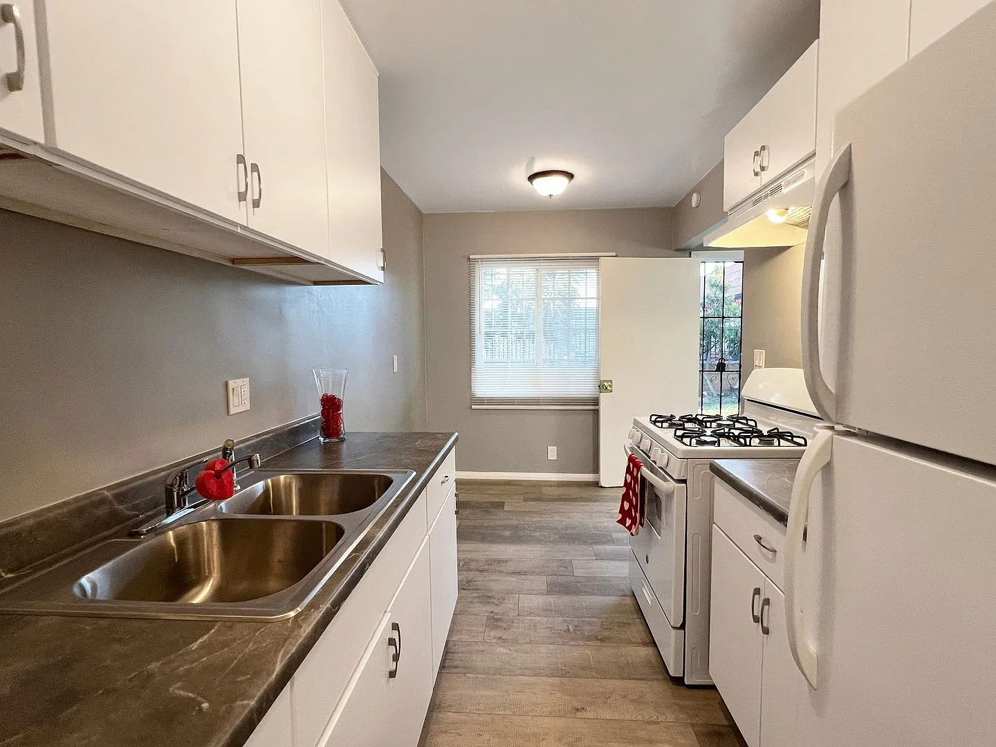 LB1325 — Photo 4