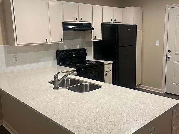 2nd image of 402 Woodlawn Ave