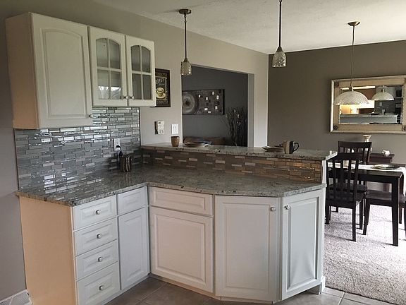 Open kitchen, snack counter