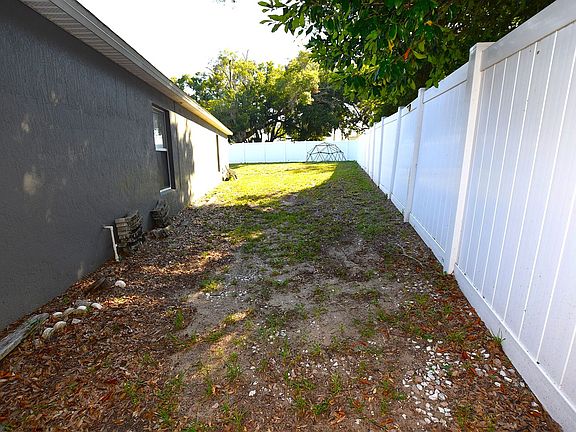 3rd image of 500 Lake Charles Dr