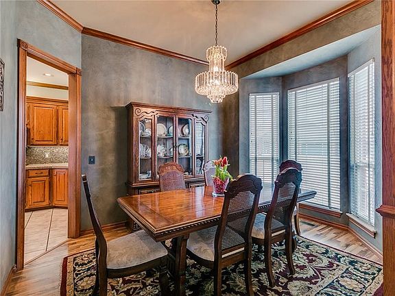 4th image of 1100 Camelot Dr
