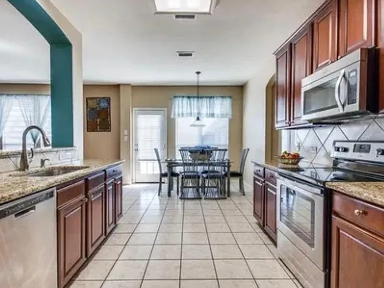 902 Rockton Dr — Photo 5