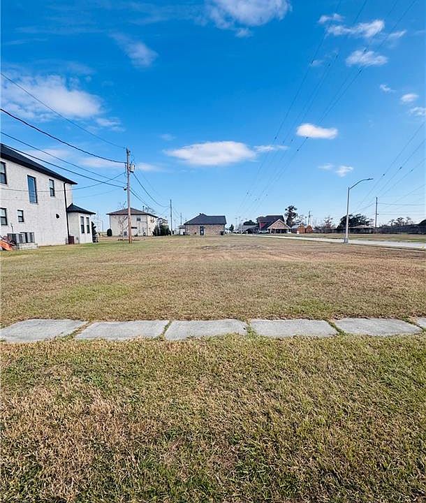 2nd image of 605 Daryl Dr