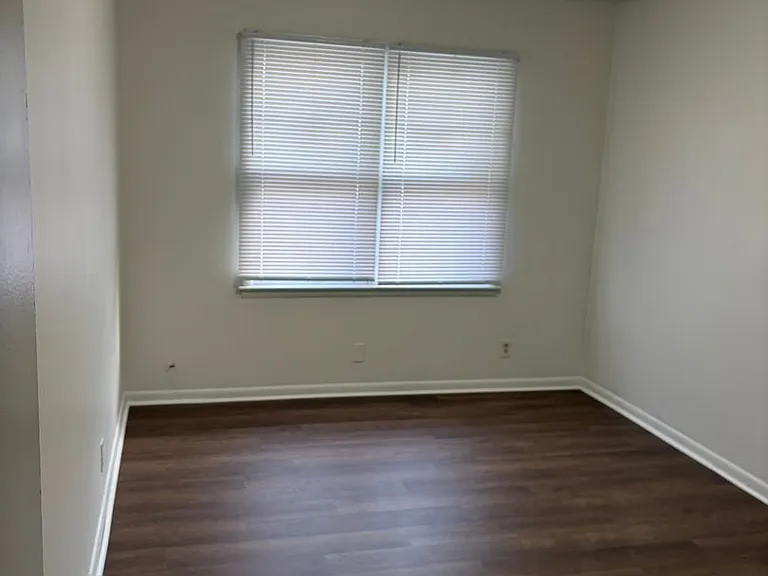 4407 E Linwood Blvd — Photo 9