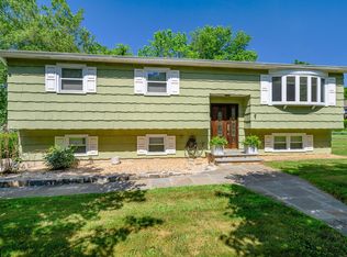 8 Delview Dr, Danbury, CT 06811