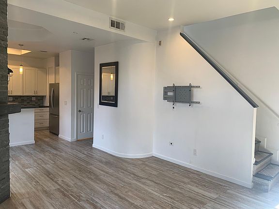 4th image of 11112 La Maida St Unit 1