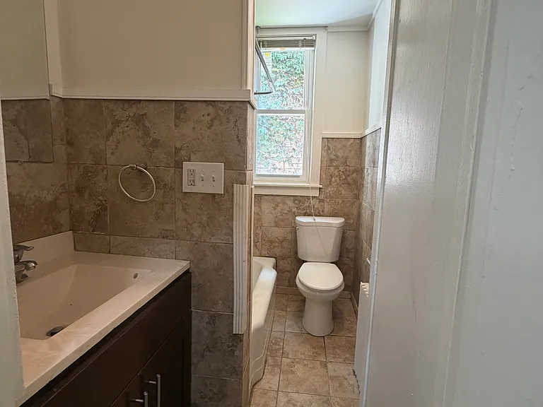 302 E Walnut St #1 — Photo 5