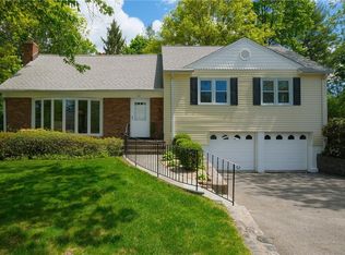 32 Amherst Dr, New Rochelle, NY 10804