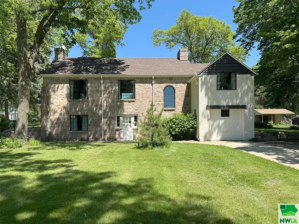 1303 9th St, Hawarden, IA 51023