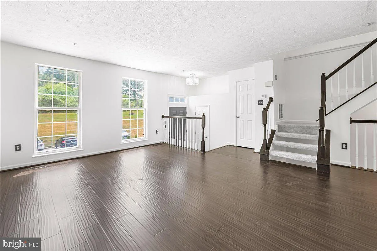 3 bed, 2.5 bath, 1360 sqft, $3,100 — Photo 4