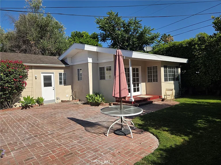 15219 Wyandotte St — Photo 3
