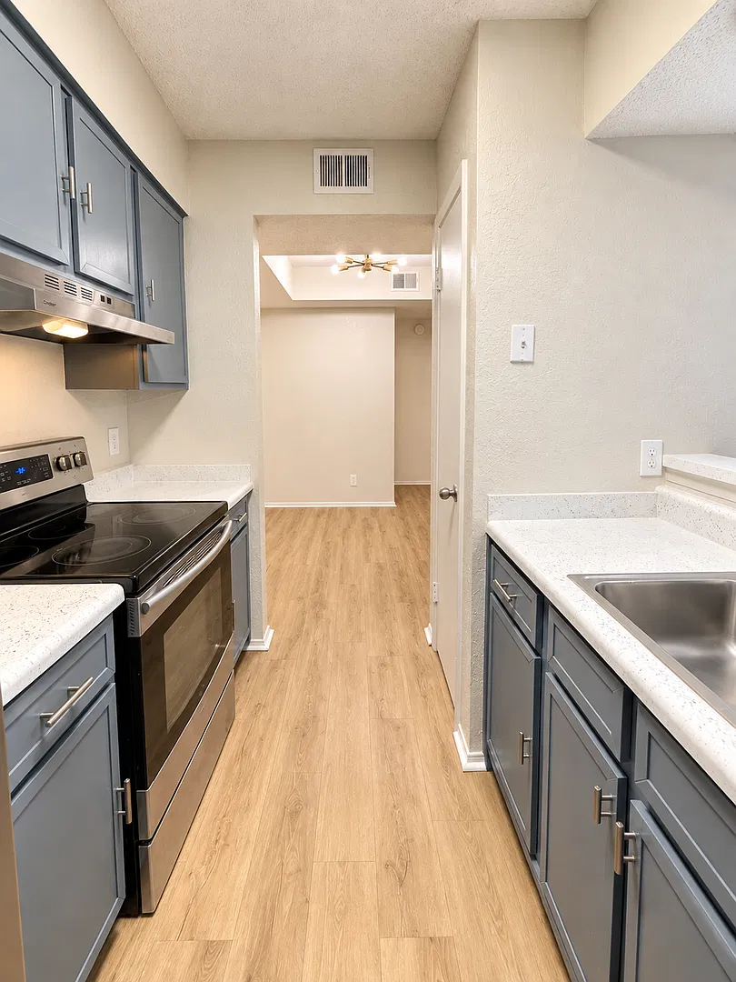 Royal Oak Condominiums — Photo 2