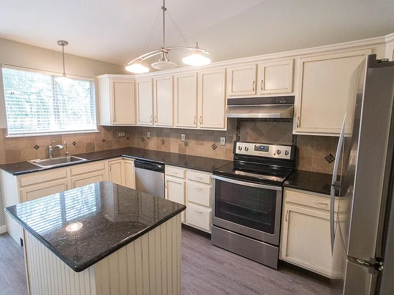 1105 Stoneham St — Photo 7