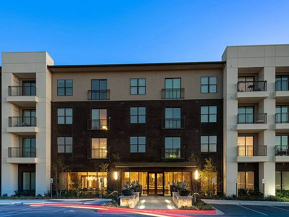 Ideally located in Hill Country, minutes from Downtown Austin, TX