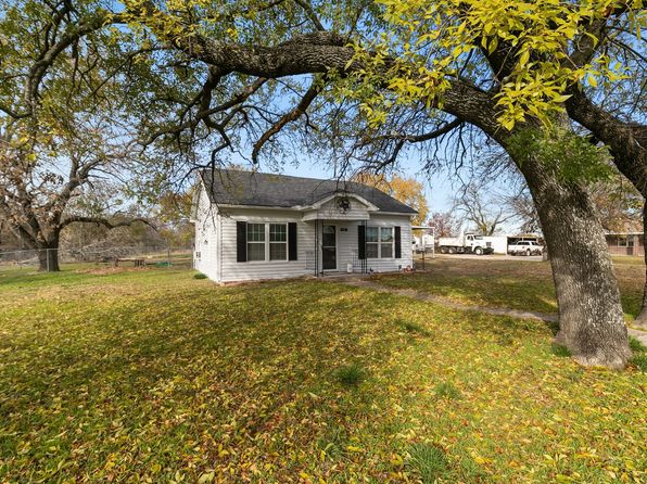 111 N Hall St, Montague, TX 76251
