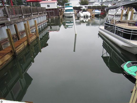 4th image of 939 W Lake St