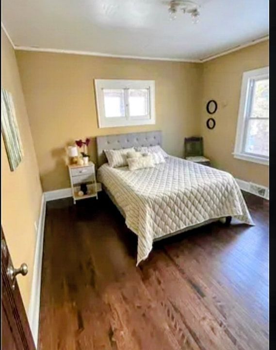 2nd image of 2642 Queen Ave N