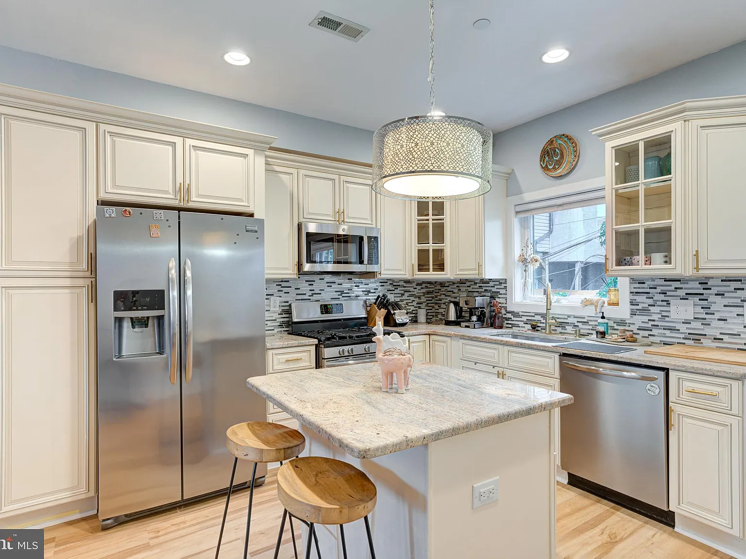 3 bed, 1599 sqft, $2,950 — Photo 2