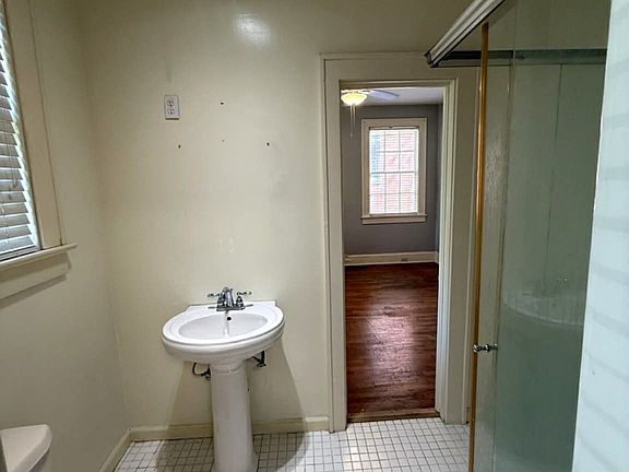 3rd image of 3165 Lexington Rd