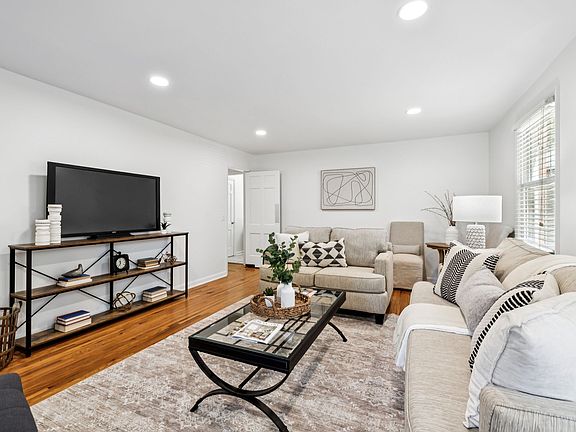 4th image of 2502 W Linden Ave