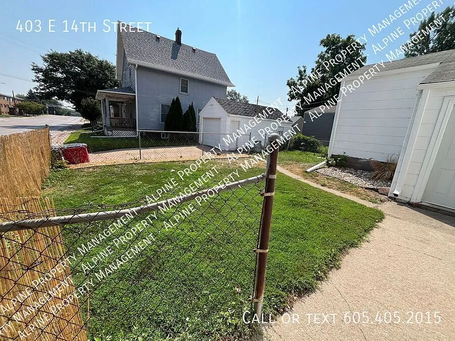Newly Updated 2nd Floor 2 Bed/1 Bath Duplex Apartment — Photo 4