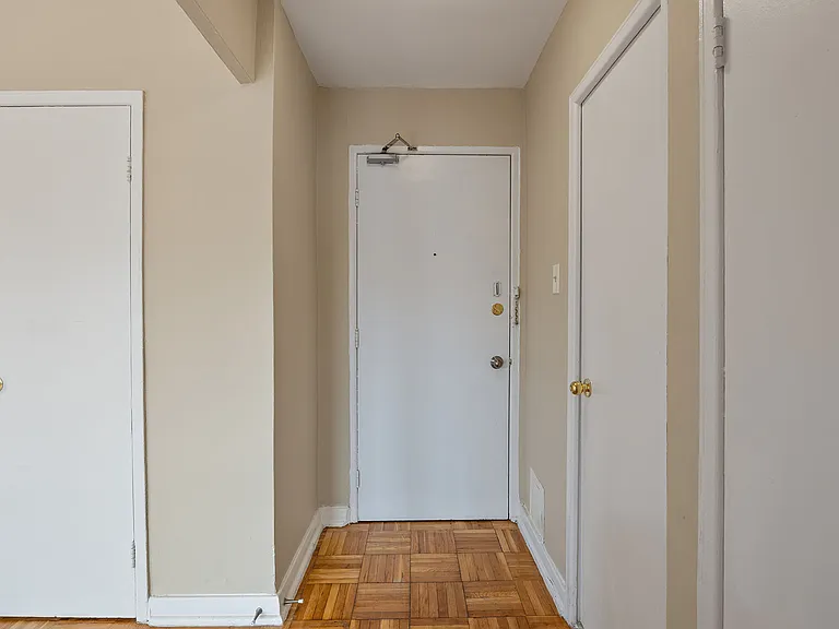 2890 Saint Clair Ave E — Photo 14