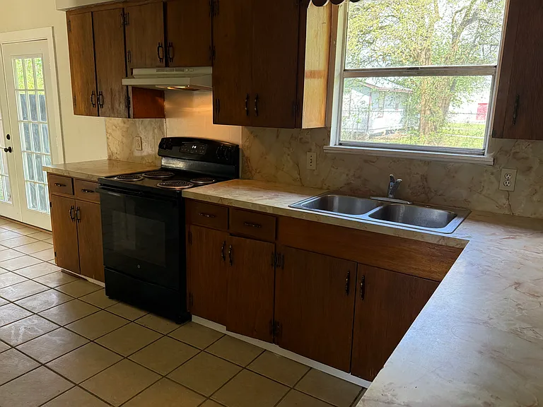 703 Hereford Dr — Photo 5