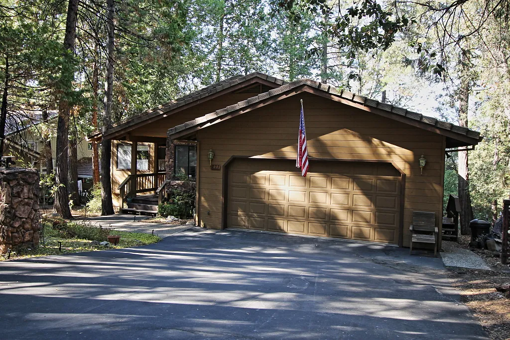 777 Larkspur Ln photo 1