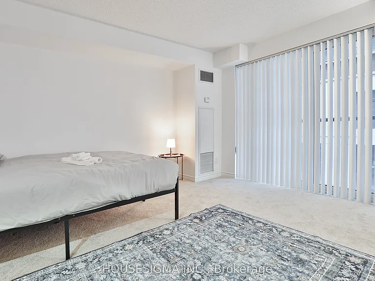 270 Wellington St W #222 — Photo 33