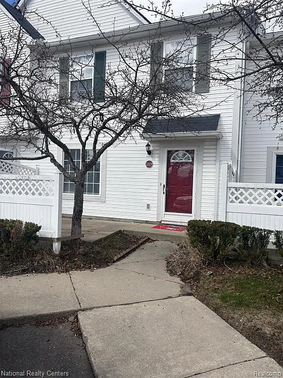 2 bed, 2.5 bath, 998 sqft, $1,600 — Photo 2
